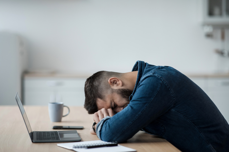 a person is frustrated by facing a loss in an online casino